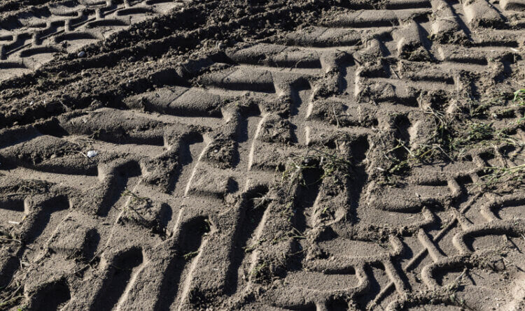 Tyre tacks in heavy mud to illustrate Choosing the Right Tyre for Your 4x4