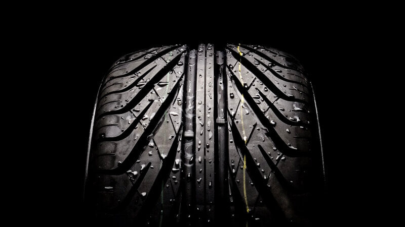 A Staggered Tyre-Fitments showing its sporty looks