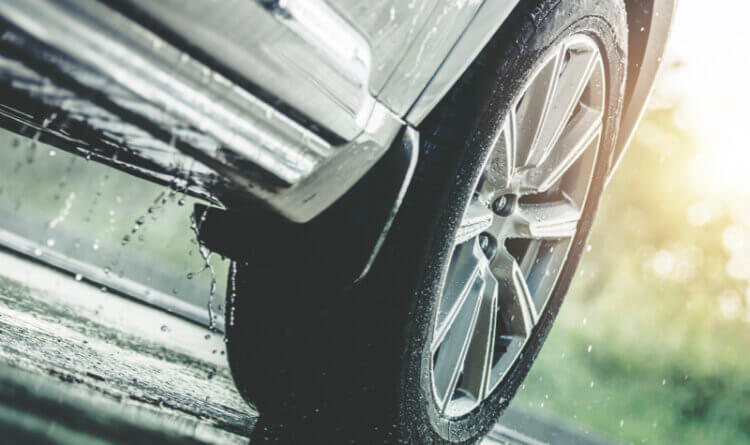 A SUV Showing its performance in the wet to show Best SUV tyres Best Performance SUV Tyres