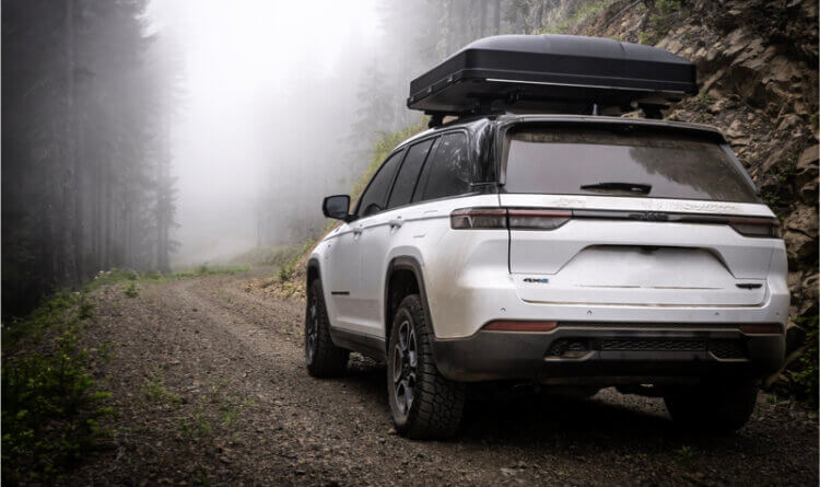 A 4x4 jeep using rugged terrain tyres Falken Wildpeak R-T