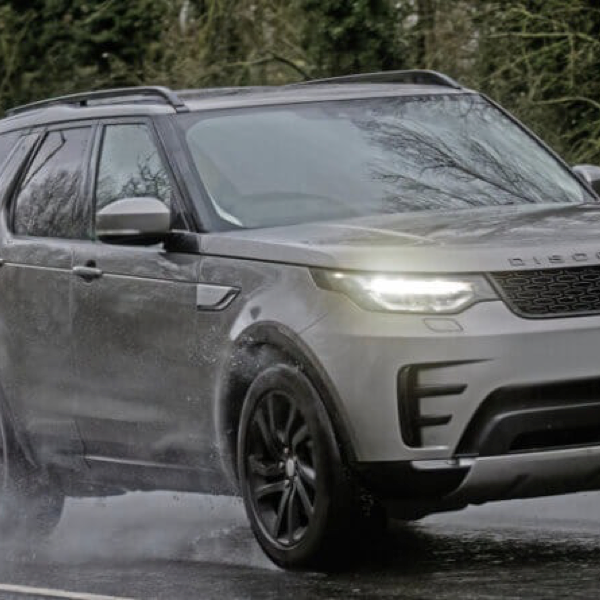SUV driving in wet conditions using all-terrain tyres