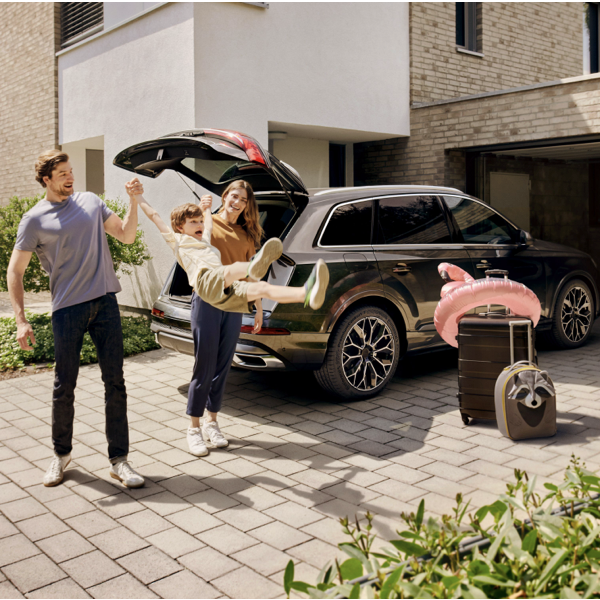 Family beside a premium SUV fitted with Continental PremiumContact 7 tyres